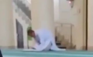 Viral Pria Beragama Buddha Ibadah di Masjid Pekanbaru, Waduh, Ternyata - JPNN.com