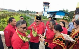 Sekjen PDIP Tantang Anak Muda Kepulauan Nias Saingi Kemajuan Singapura - JPNN.com