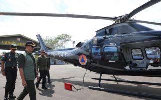 Naik Helikopter BNPB, Letjen TNI Suharyanto Pantau Penanganan Karhutla di Kalbar - JPNN.com