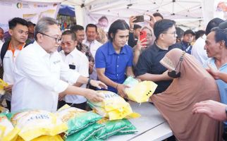 Zulhas Ditemani Charly Van Houten Bagikan 500 Karung Beras Gratis kepada Warga Lampung - JPNN.com