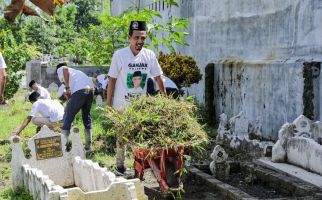 Sukarelawan Usbat Ganjar Ajak Remaja Masjid Bebersih Area Makam di Deli Serdang - JPNN.com