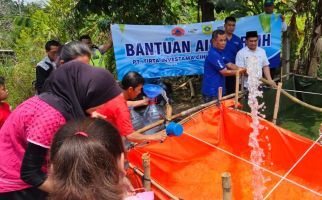 Musim Kemarau, Danone-AQUA Kucurkan Air Bersih untuk Warga Kekeringan di Jawa Barat - JPNN.com