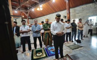 Salat Berjemaah di Masjid Tertua Sulsel, Anies: Insyaallah Jadi Penguat Persaudaraan - JPNN.com