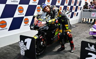 Hasil MotoGP India: Bezzecchi Juara, Bagnaia Gagal Finis, Martin Sempat Memperbaiki Ritsleting Baju - JPNN.com