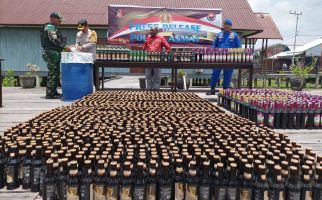 Jelang Festival Asmat, Polisi Musnahkan Ribuan Botol Minuman Keras - JPNN.com