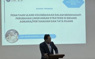 Dalu Agung Darmawan Raih Gelar Doktor dengan Predikat Cum Laude - JPNN.com