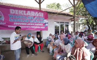 Sukarelawan Ganjar Latih Istri Nelayan Tasikmalaya Produksi Keripik Kelapa - JPNN.com