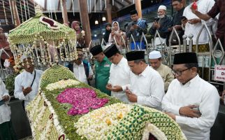 Ziarah ke Makam Sunan Gresik, Anies Syukuri Hasil Safari Hari Pertama - JPNN.com