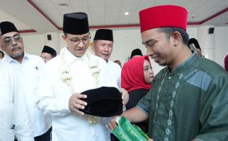 Tiba di Sumenep, Anies Dapat Hadiah Songkok Buatan Santri - JPNN.com