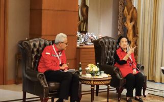 Tolak Gunakan Bogie Car, Megawati, Jokowi, dan Ganjar Pilih Berjalan Kaki di Area Rakernas IV PDIP - JPNN.com