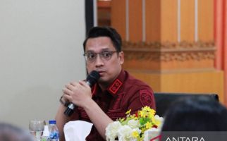 WNA Telanjang di Pura Bali, Sambil Bergaya - JPNN.com