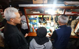 Menikmati Malam di Bandung, Ganjar Makan Nasi Goreng hingga Temui Pelukis - JPNN.com