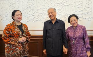 Lihat, Mahathir Pegangi Tangan Megawati, Lalu Mereka Tertawa Lepas - JPNN.com