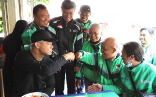 Menikmati Pagi di Bandung, Ganjar Sarapan Bareng Driver Ojol di Kupat Tahu Gempol - JPNN.com
