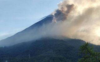Gunung Karangetang Muntahkan Awan Panas, Warga Diimbau Waspada - JPNN.com