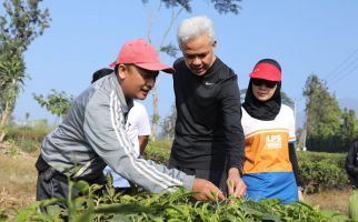 Ganjar dan Siti Atikoh Jalan Sehat Sambil Berbincang dengan Petani Teh di Cianjur - JPNN.com