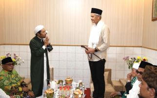 Tasbih & Tongkat Langka dari Kiai Hayyi Gedongan untuk Ganjar Pranowo - JPNN.com