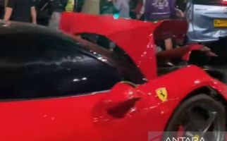 Ferrari Tabrak 5 Kendaraan, Pengemudi jadi Tersangka, Bakal Ditahan? - JPNN.com