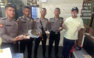 Tas Tergeletak di Pinggir Jalan, Isinya Bikin Kaget Pak Polisi - JPNN.com