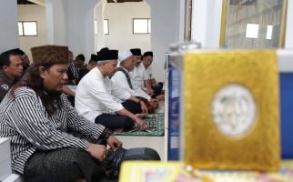 Ganjar Ziarahi Makam Ulama Besar Tasikmalaya, Disambut Keturunan ke-9 Syekh Abdul Muhyi - JPNN.com