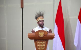 Senator Filep Bersimpati Kepada Nasib Guru Honorer dari Sekolah Swasta - JPNN.com