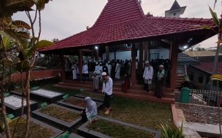 Ziarahi Makam Kiai Hisyam, Ratusan Santri Banten Doakan Ganjar Jadi Presiden - JPNN.com