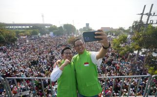 Jalan Bareng Jutaan Warga di Sidoarjo, Anies Sebut Warga Jatim Tertular Semangat Pahlawan - JPNN.com