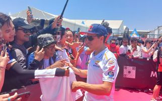 MotoGP Indonesia 2023: Panas tak Menghalangi Fan Berburu Tanda Tangan Marquez cs - JPNN.com