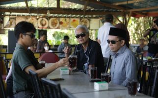 Kunjungi Lombok, Ganjar & Keluarga Langsung Diajak TGB ke Warung Kuliner Khas NTB - JPNN.com