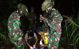 Prajurit TNI Tangkap 2 WN Malaysia Bawa 10 Gram Sabu-Sabu di Perbatasan - JPNN.com