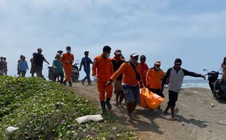 Jasad Nelayan Pencari Ubur-Ubur Ditemukan di Pantai Lengkong Cilacap - JPNN.com