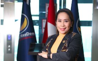 Ratu Wulla Bangga Paket AMIN Pakai Syal Bermotif Kain Sumba Saat Daftar Pilpres 2024 - JPNN.com