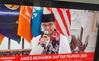 Anies-Muhaimin Kenakan Syal Bermotif Sumba NTT Saat Daftar Pilpres 2024 di KPU - JPNN.com