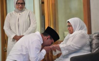 Sungkeman di Keluarga Anies Baswedan: Tradisi Turun-Temurun Meminta Doa Restu Orang Tua - JPNN.com