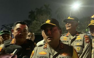 Mahasiswa Bakar Ban saat Demo 9 Tahun Jokowi Presiden, Kapolda: Bikin Polusi - JPNN.com