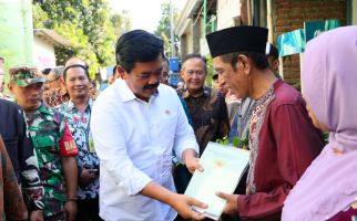 Antar Sertifikat Warga, Menteri Hadi Keluar Masuk Gang di Sidoarjo - JPNN.com