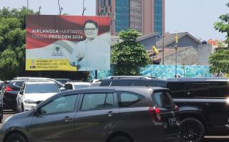 Gibran Diusulkan Jadi Cawapres, Baliho Airlangga Capres 2024 Masih Terpasang di Kantor Golkar - JPNN.com