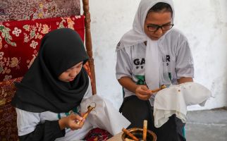 Warga Surabaya Siap Buka Usaha Batik Tulis Setelah Dapat Pelatihan dari Santri Ganjar - JPNN.com