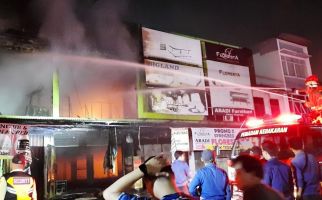 Kebakaran Melanda 4 Ruko Mebel di Tangerang, Kerugian Ratusan Juta Rupiah - JPNN.com