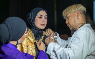 Kolaborasi UBS Gold dan Caren Delano Libatkan 3 Brand Baju Muslim - JPNN.com