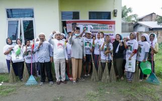 Ustaz Sahabat Ganjar Gandeng Warga Medan untuk Bersih-Bersih Jalan - JPNN.com