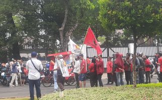 Prabowo dan Gibran Mendaftar ke KPU, Ada Massa Bawa Atribut PDIP - JPNN.com