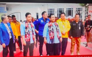 Prabowo-Gibran Juga Pakai Syal Bermotif Kain Sumba NTT Saat Daftar Pilpres 2024 di KPU - JPNN.com