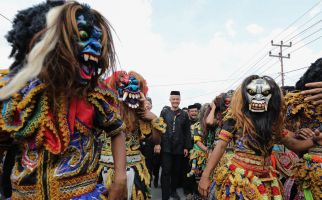 Kunjungi Pedalaman Lampung, Ganjar Disambut Warok dan Kejutan dari Warga - JPNN.com