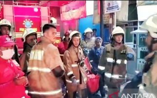 Kebakaran Menghanguskan Rumah di Klender Jakarta Timur, 1 Lansia Meninggal Dunia - JPNN.com