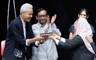 Ganjar Dapat Kejutan Kue Ulang Tahun dari Yenny Wahid, Lihat - JPNN.com