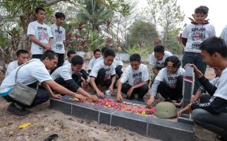 Crivisaya Ganjar Bersama Anak Muda Ogan Ilir Berziarah dan Tabur Bunga di Makam Pahlawan - JPNN.com