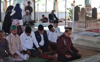 Anies Ziarah dan Pimpin Salat di Makam Pendiri Samudera Pasai - JPNN.com