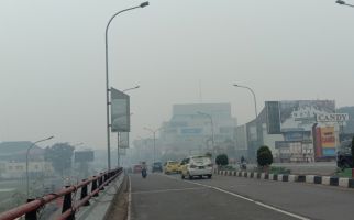 Palembang Masih Diselimuti Kabut Asap Meski Hujan, BMKG Beri Penjelasan - JPNN.com