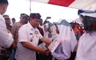 Pj Gubernur Sultra Serahkan Dana Hibah Masjid, Bansos & Gelar Pasar Murah di Wakatobi - JPNN.com